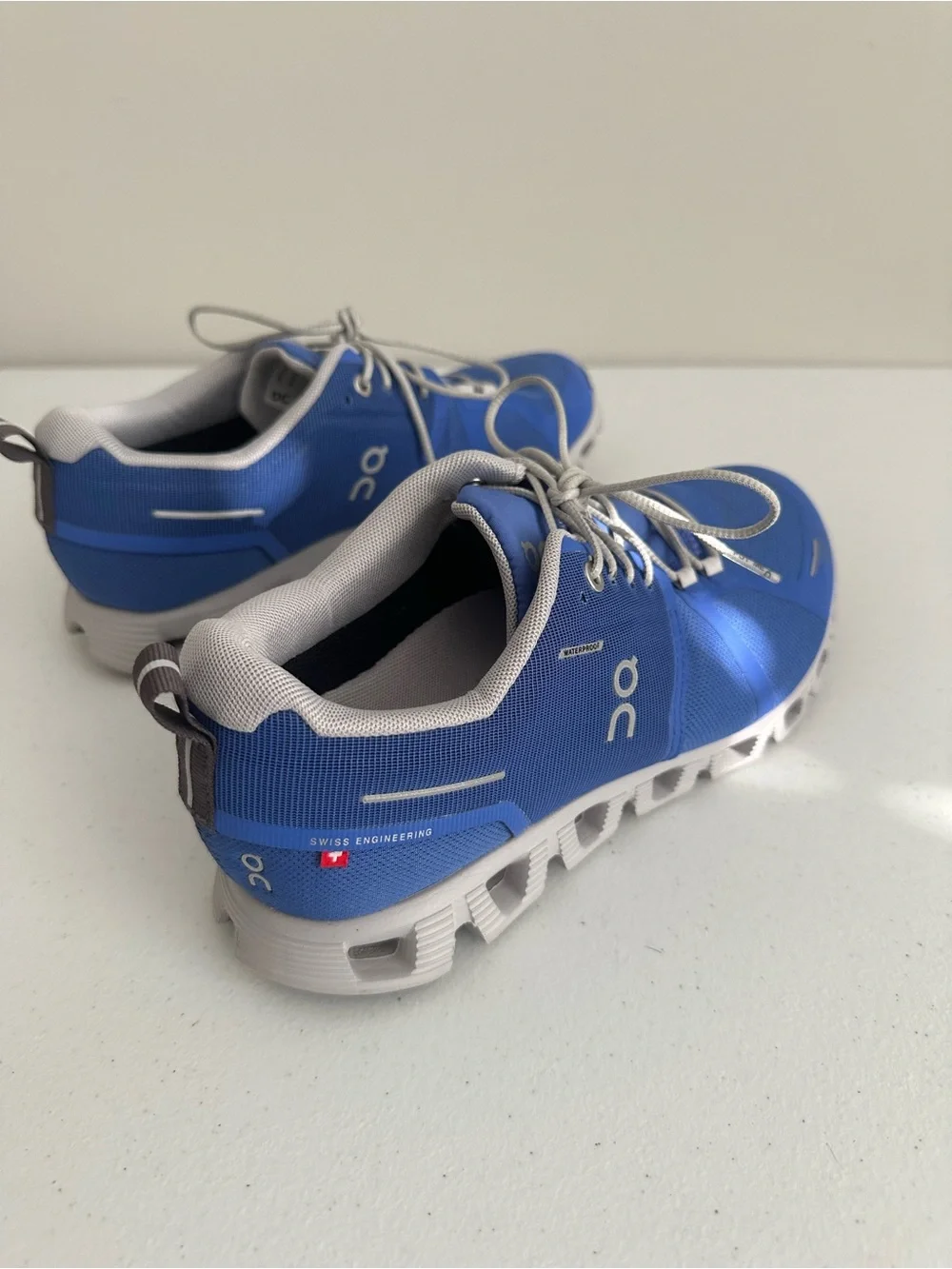 Women’s 8.5 On Running Cloud 5 Weatherproof Sneakers